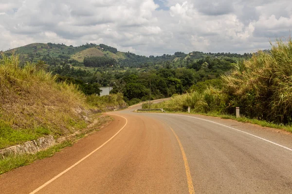 ウガンダのフォート ポータル近くのクレーター湖地域のReweetera村近くの舗装道路 — ストック写真