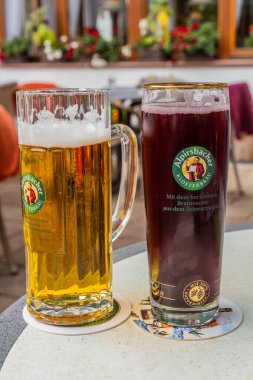 ALPIRSBACH, GERMANY - 1 Eylül 2019: Alpirsbach köyünde yerel Aplirsbacher Klosterbrau birası, Baden-Wurttemberg, Almanya