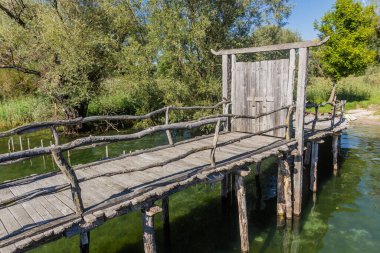 Stilt evlerindeki (Pfahlbauten) köprü, Unteruhldingen kasabasındaki taş ve bronz çağ evleri, Baden-Wurttemberg eyaleti, Almanya