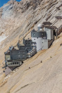 Zugspitze zirvesi altında Schneefernerhaus (Dağlık Çevre Araştırma İstasyonu), Almanya