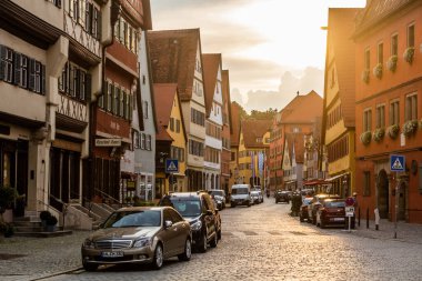 DINKELSBUHL, GERMANY - 29 AĞUSTOS 2019: Almanya 'nın Bavyera eyaletindeki eski Dinkelsbuhl kasabasında günbatımı