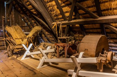 GUTACH, GERMANY - 2 Eylül 2019: Almanya 'nın Baden-Wuerttemberg kentindeki Gutach köyündeki Kara Orman Açık Hava Müzesinde eski tarım araçları