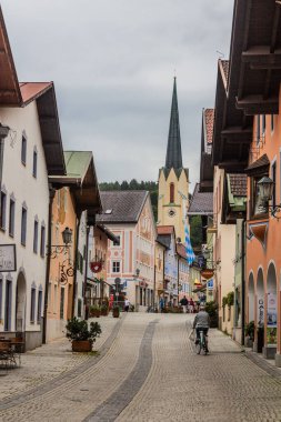 GARMISCH-PARTENKIRCHEN, Almanya - 5 Eylül 2019: Ludwigstrasse Caddesi Garmisch-Partenkirchen, Bavyera Eyaleti, Almanya.
