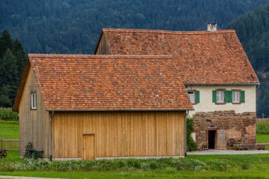 Almanya 'nın Baden-Wuerttemberg kentindeki Gutach köyündeki Kara Orman Açık Hava Müzesi' nde eski bir ev.
