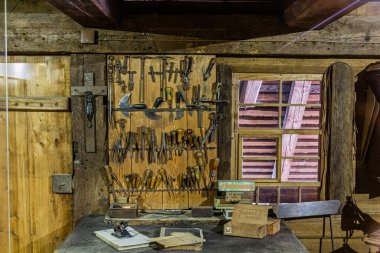 GUTACH, GERMANY - 2 Eylül 2019: Almanya 'nın Baden-Wuerttemberg kentindeki Gutach köyündeki Kara Orman Açık Hava Müzesinde Marangozluk atölyesi