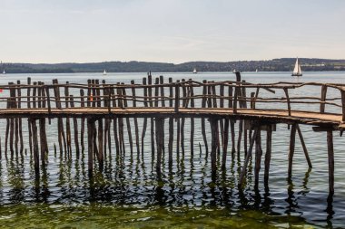 Stilt evlerindeki (Pfahlbauten) köprü, Unteruhldingen kasabasındaki taş ve bronz çağ evleri, Baden-Wurttemberg eyaleti, Almanya