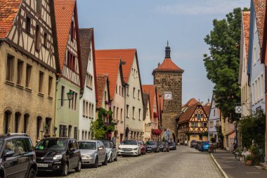 ROTHENBURG, ALMANY - 29 AĞUSTOS 2019: Rothenburg ob der Tauber, Bavyera Eyaleti, Almanya 'daki Siebersturm Kulesi ve Spitalgasse Caddesi