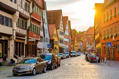 DINKELSBUHL, GERMANY - 29 AĞUSTOS 2019: Almanya 'nın Bavyera eyaletindeki eski Dinkelsbuhl kasabasında günbatımı