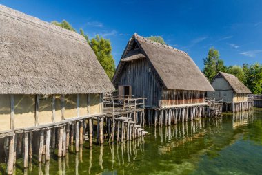 Stilt evleri (Pfahlbauten), Unteruhldingen kasabasındaki Taş ve Bronz Çağı evleri, Baden-Wurttemberg Eyaleti, Almanya