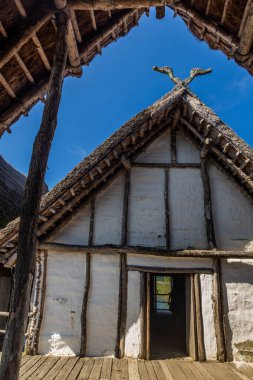  Stilt evleri (Pfahlbauten), Unteruhldingen kasabasındaki Taş ve Bronz Çağı evleri, Baden-Wurttemberg Eyaleti, Almanya