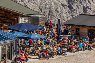 ZUGSPITZE, GERMANY - 4 Eylül 2019: Zugspitzplatt Platosu 'nda Zugspitze Zirvesi altında turistler, Almanya