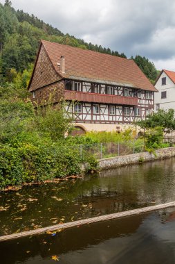 Almanya 'nın Baden-Wurttemberg eyaletindeki Schiltach köyünde yarı keresteli ev