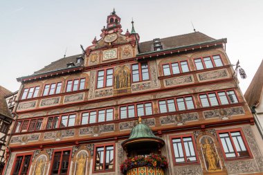 TÜBİNGEN, Almanya - 30 Ağustos 2019: Tubingen, Almanya 'da Marktplatz Meydanı' ndaki belediye binası