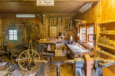 GUTACH, GERMANY - 2 Eylül 2019: Almanya 'nın Baden-Wuerttemberg kentindeki Gutach köyündeki Kara Orman Açık Hava Müzesinde Wheelwright atölyesi
