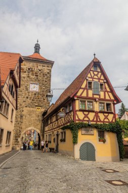 ROTHENBURG, ALMANY - 29 AĞUSTOS 2019: Rothenburg ob der Tauber, Bavyera Eyaleti, Almanya 'daki Siebersturm Kulesi ve Spitalgasse Caddesi