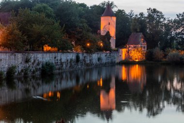 Dinkelsbuhl, Bavyera Eyaleti, Almanya 'daki tahkimat duvarlarının akşam manzarası