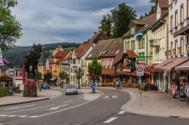 TRIBERG, Almanya - 2 Eylül 2019: Baden-Wuerttemberg, Almanya 'daki Triberg köyünün görüntüsü
