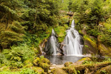 Triberg Şelalelerinden biri, Almanya 'nın Baden-Wuerttemberg bölgesindeki Kara Orman bölgesine ayak bastı.