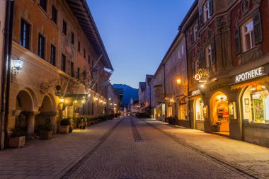 GARMISCH-PARTENKIRCHEN, GERMANY - 4 Eylül 2019: Garmisch-Partenkirchen, Bavyera Eyaleti, Almanya 'daki Ludwigstrasse Caddesi Akşam Görüşü.