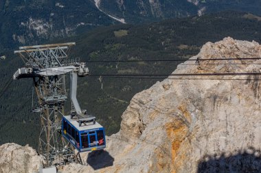  ZUGSPITZE, AUSTRIA - 4 Eylül 2019 Zugspitze Tepesi 'nden Tyrolean Zugspitze Kablo Arabası