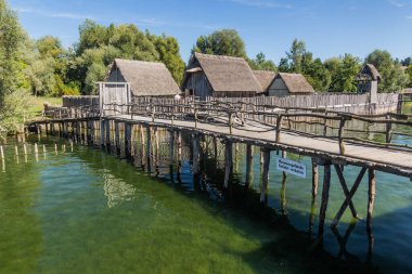 UNTERUHLDINGEN, GERMANY - 3 Eylül 2019: Stilt evleri (Pfahlbauten), Unteruhldingen kasabası, Baden-Wurttemberg, Almanya
