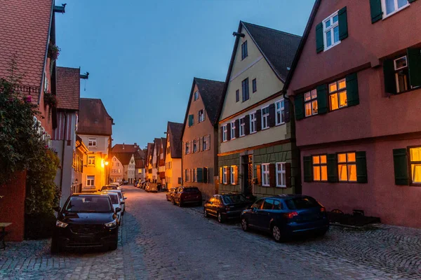 Almanya Nın Bavyera Eyaletinde Dinkelsbuhl Bir Caddenin Akşam Manzarası — Stok fotoğraf