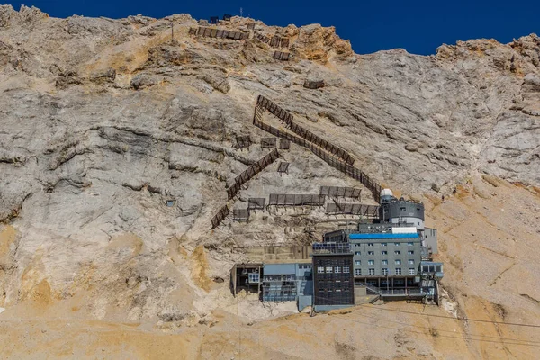 stock image Schneefernerhaus (Mountaintop environmental research station) under Zugspitze peak, Germany