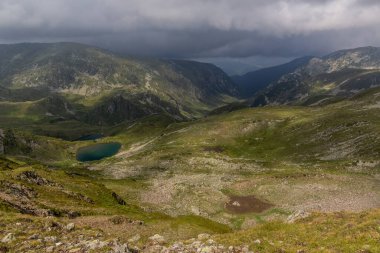 Bulgaristan 'ın Urdini gölleriyle Rila dağlarının manzarası