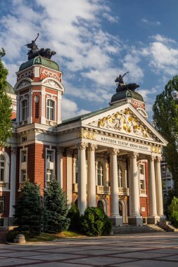 SOFYA, BULGARIA - 2 Ağustos 2019: İvan Vazov Bulgaristan 'ın Sofya kentinde Ulusal Tiyatro