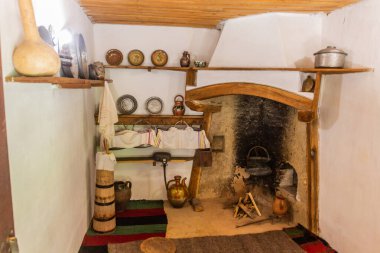 ETAR, BULGARIA - 28 Temmuz 2019: Bulgaristan 'ın Etar Mimari-Etnoğrafya Kompleksi' ndeki eski bir evin içi