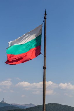Bulgaristan 'ın Shipka Tepesindeki Özgürlük Anıtı' nda Bulgar Bayrağı