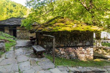 Bulgaristan 'ın Etar köyündeki küçük taş ev