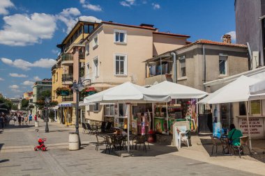 BURGAS, BULGARIA - 25 HAZİRAN 2019: Bulgaristan 'ın Burgaz kentinde yaya caddesi manzarası