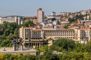 VELIKO TARNOVO, BULGARIA - 26 Temmuz 2019: Bulgaristan 'ın Veliko Tarnovo kentindeki Assen Hanedanlığı ve Interhotel Veliko Tarnovo Anıtı