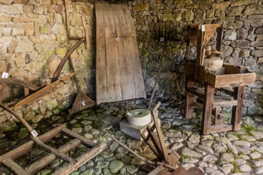 ETAR, BULGARIA - 28 Temmuz 2019: Bulgaristan 'ın Etar Mimari-Etnoğrafya Kompleksindeki eski ahşap aletler
