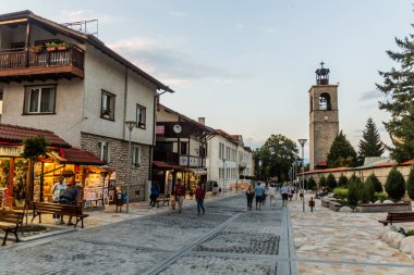 BANSKO, BULGARIA - 3 AĞUSTOS 2019: Bulgaristan 'ın Bansko kentinde bir sokak manzarası