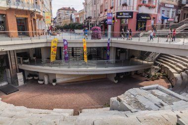 PLOVDIV, BULGARIA - 29 Temmuz 2019: Antik Filistin Stadyumu modern Plovdiv, Bulgaristan 'ın altında yıkıntılar