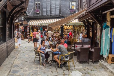 NESEBAR, BULGARIA - 24 Temmuz 2019: Bulgaristan 'ın Nesebar kentinde bir sokakta turistler