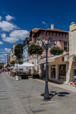 BURGAS, BULGARIA - 25 HAZİRAN 2019: Bulgaristan 'ın Burgaz kentinde yaya caddesi manzarası