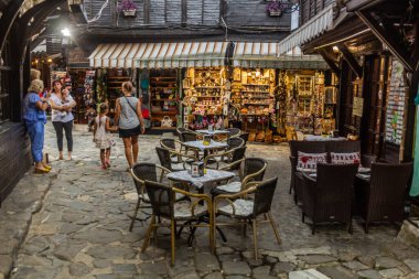 NESEBAR, BULGARIA - 24 Temmuz 2019: Bulgaristan 'ın Nesebar kentinde bir sokakta turistler