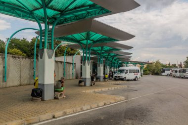 SLIVEN, BULGARIA - 25 Temmuz 2019: Sliven, Bulgaristan 'daki otobüs durağı platformları