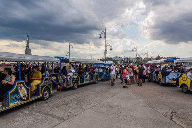 NESEBAR, BULGARIA - 24 Temmuz 2019: Bulgaristan 'ın Nesebar kentinde oyuncak trene binen turistler