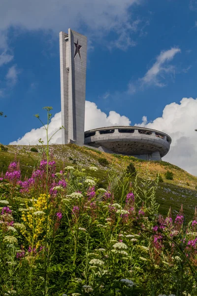 Bulgaristan 'daki Buzludzha heykelinin manzarası