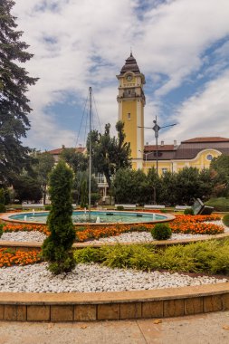 Bulgaristan 'ın Burgaz kentindeki Çariçe Yoanna Meydanı' nın arkasındaki tren istasyonu