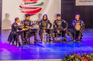 VELIKO TARNOVO, BULGARIA - 25 Temmuz 2019: Bulgaristan 'ın Veliko Tarnovo kentinde düzenlenen Uluslararası Folklor Festivali' nde müzisyenler