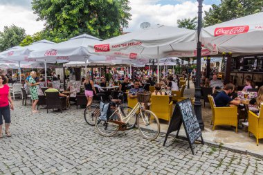 NESEBAR, BULGARIA - 24 Temmuz 2019: Bulgaristan 'ın Nesebar kentinde açık hava restoranı