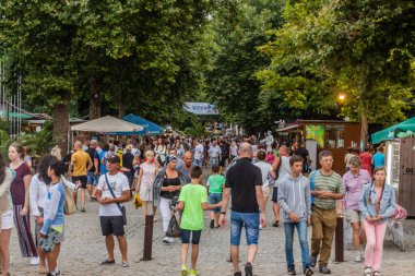 SOZOPOL, BULGARIA - 23 Temmuz 2019: Bulgaristan 'ın Sozopol kentindeki yaya caddesinde turistler