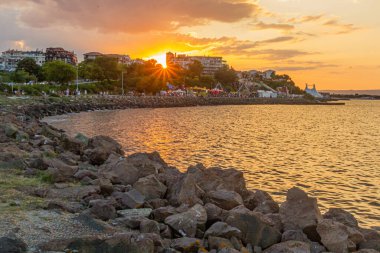Bulgaristan 'ın Nesebar kentinin modern kısmının günbatımı görünümü