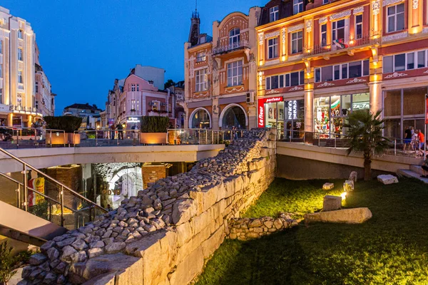 PLOVDIV, BULGARIA - 28 Temmuz 2019: Modern Plovdiv, Bulgaristan 'ın altında antik Philipopolis kalıntıları