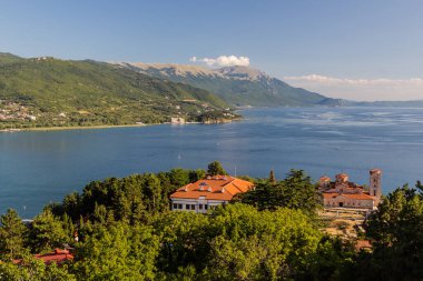 Kuzey Makedonya 'nın Kaneo kentindeki St. John Kilisesi ile Ohri kasabasından Ohri Gölü manzarası
